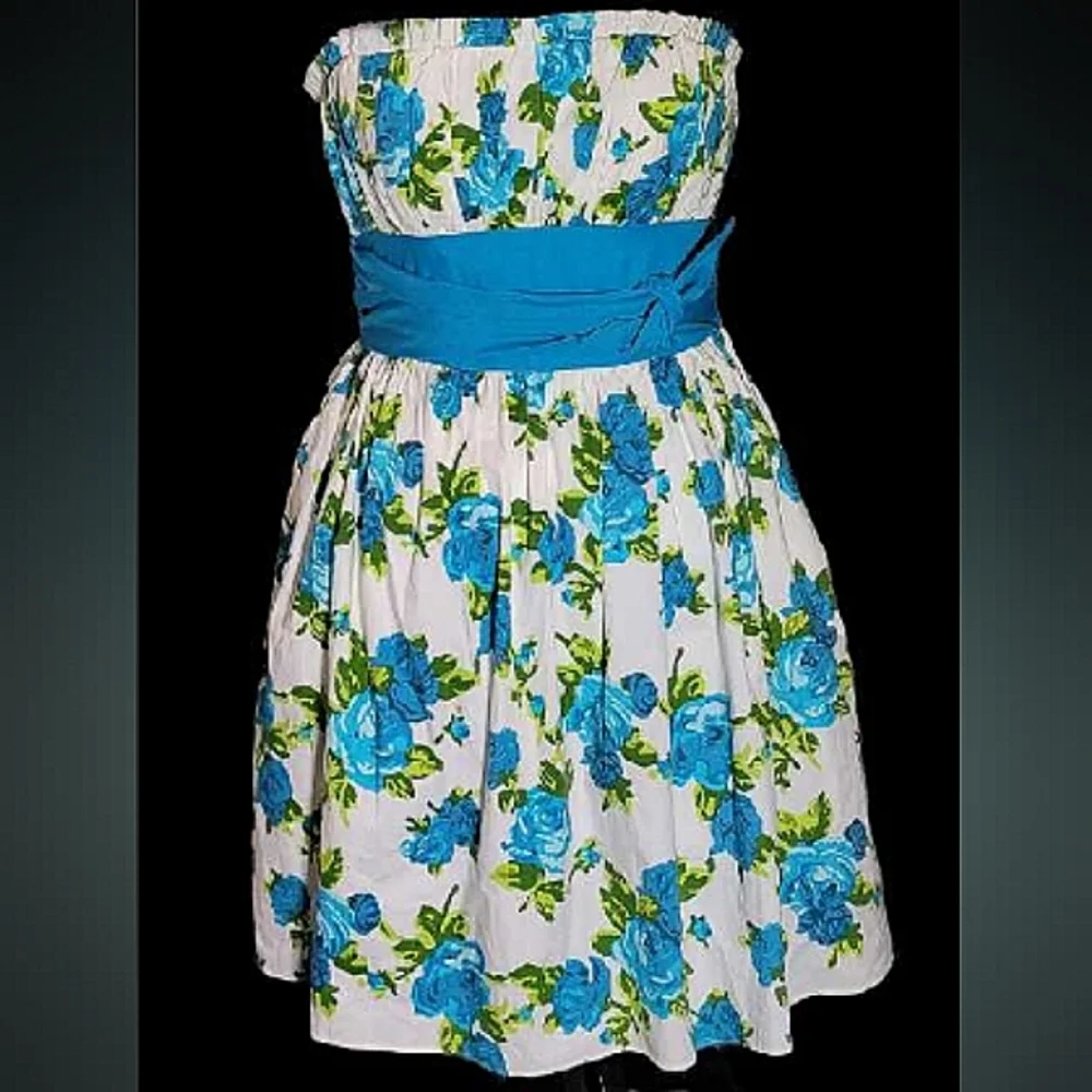 BETSEY JOHNSON Women's White / Blue Floral Strapless Fit & Flare Dress. Size 6 - Picture 1 of 8
